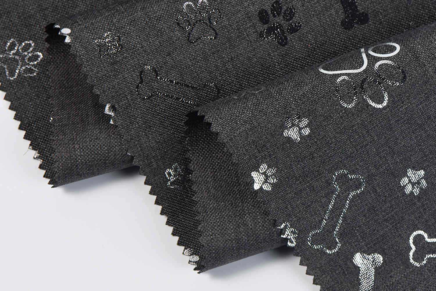 PU 코팅 된 600d 68T 양이온은 은색 인쇄