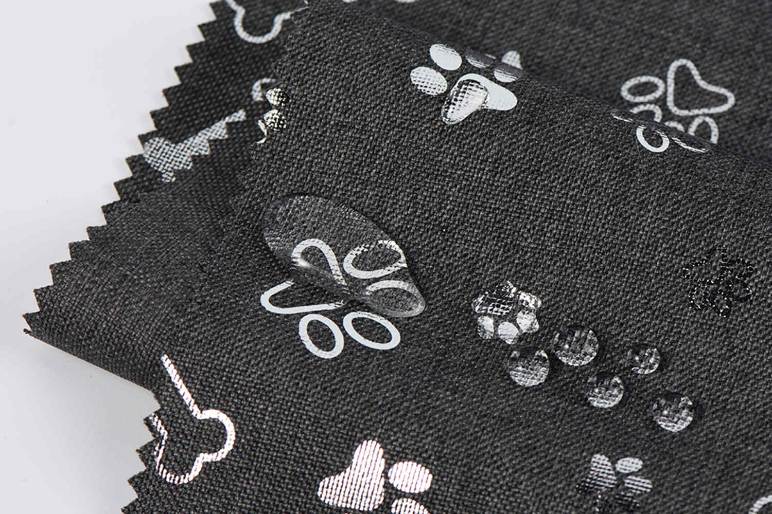 PU 코팅 된 600d 68T 양이온은 은색 인쇄